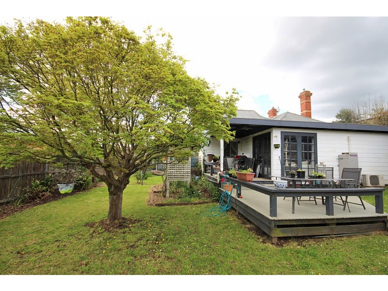 6 Napier Street, Black Hill VIC 3350