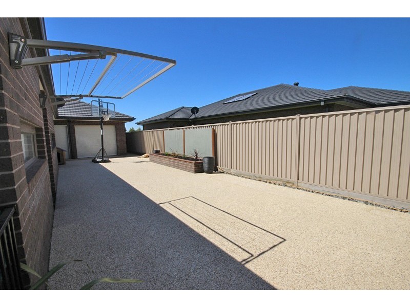 12 Cuzens Road, Alfredton VIC 3350
