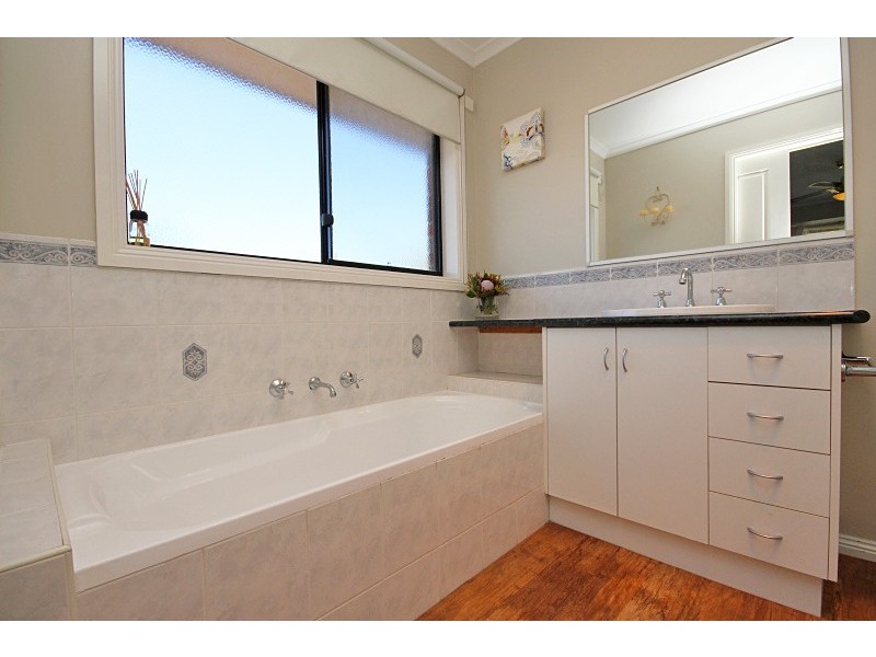 5 McAuley Drive, Brown Hill VIC 3350