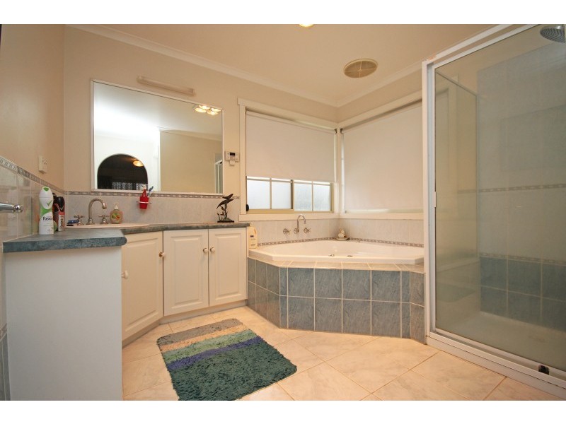 10 The Avenue, Delacombe VIC 3356