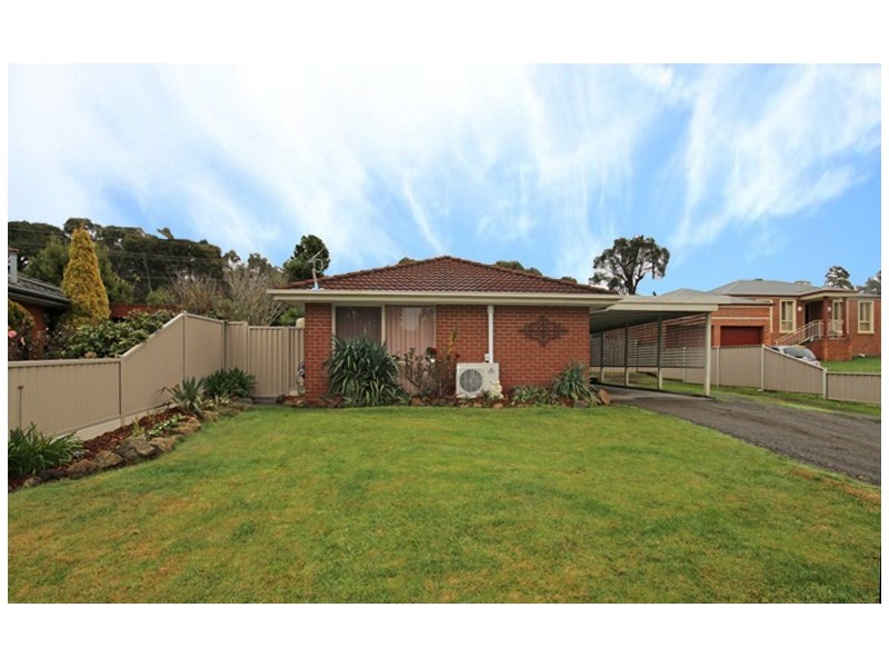 8 Melvyn Crescent, Mount Clear VIC 3350