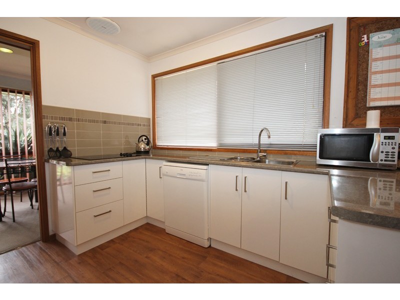 8 Melvyn Crescent, Mount Clear VIC 3350