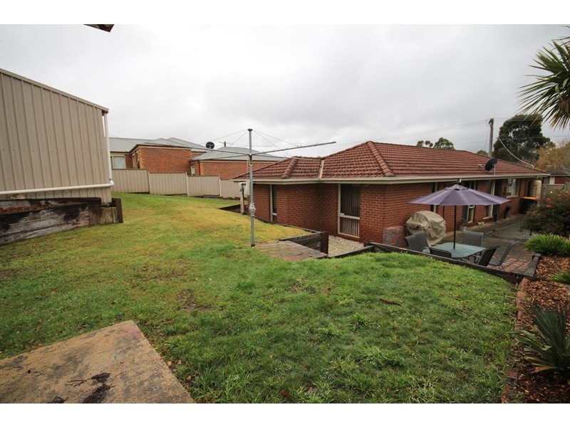 8 Melvyn Crescent, Mount Clear VIC 3350