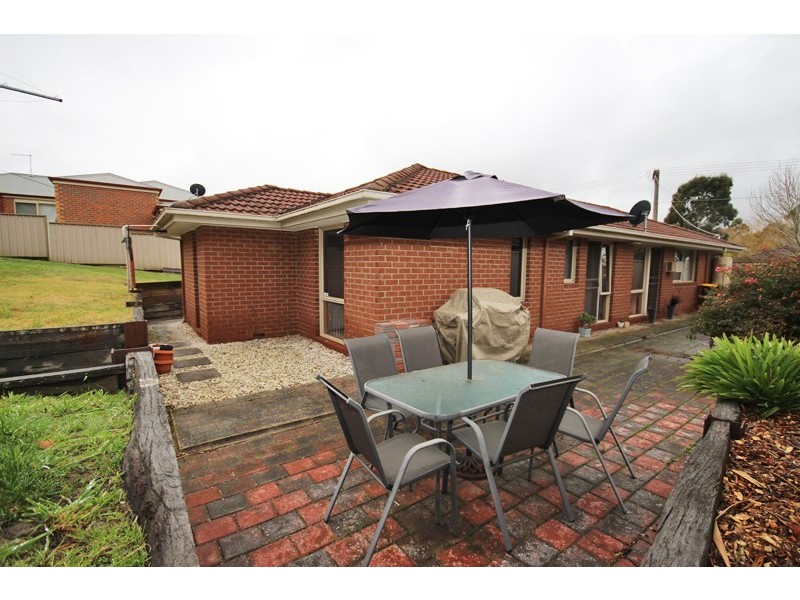 8 Melvyn Crescent, Mount Clear VIC 3350