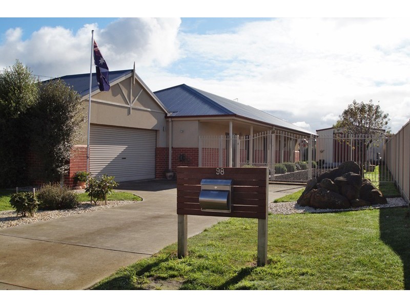 98 Birdwood Avenue, Sebastopol VIC 3356