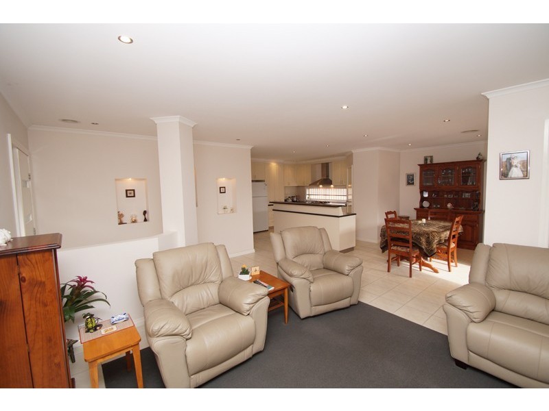 98 Birdwood Avenue, Sebastopol VIC 3356