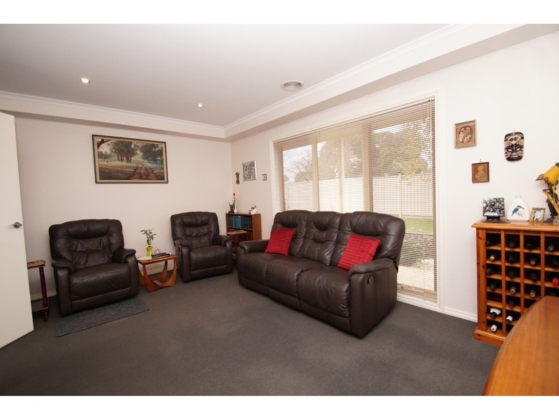 98 Birdwood Avenue, Sebastopol VIC 3356