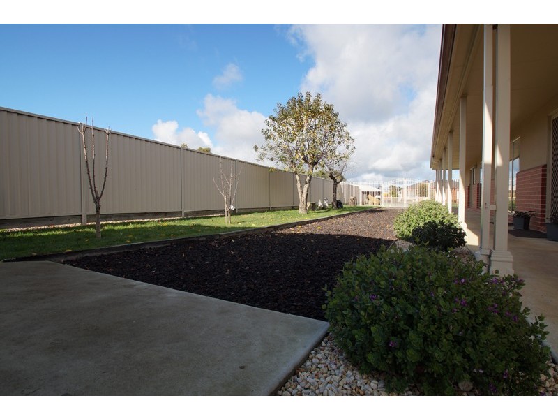 98 Birdwood Avenue, Sebastopol VIC 3356