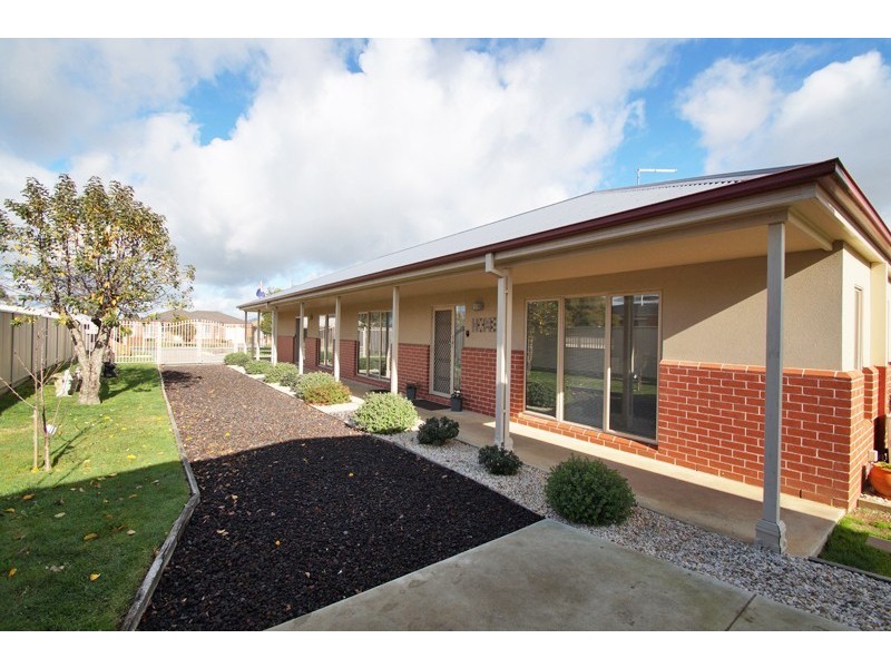 98 Birdwood Avenue, Sebastopol VIC 3356