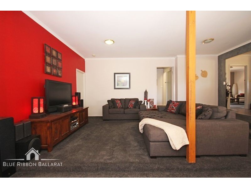 208 Whitehorse Road, Mount Clear VIC 3350