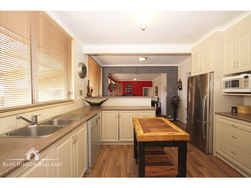 208 Whitehorse Road, Mount Clear VIC 3350