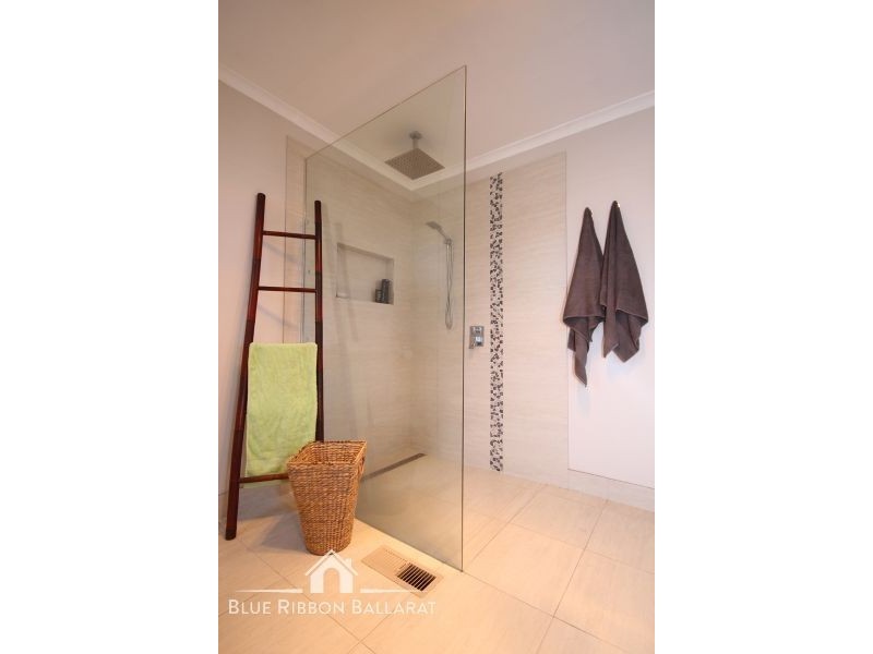 208 Whitehorse Road, Mount Clear VIC 3350