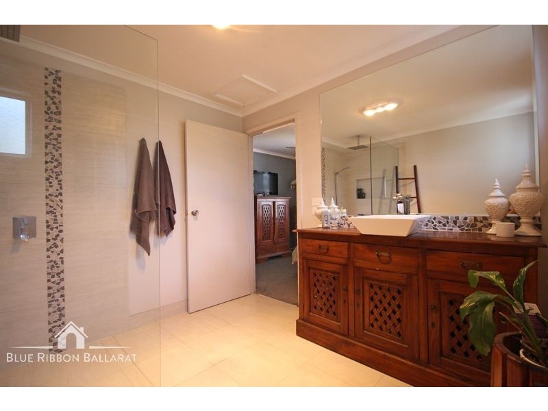 208 Whitehorse Road, Mount Clear VIC 3350