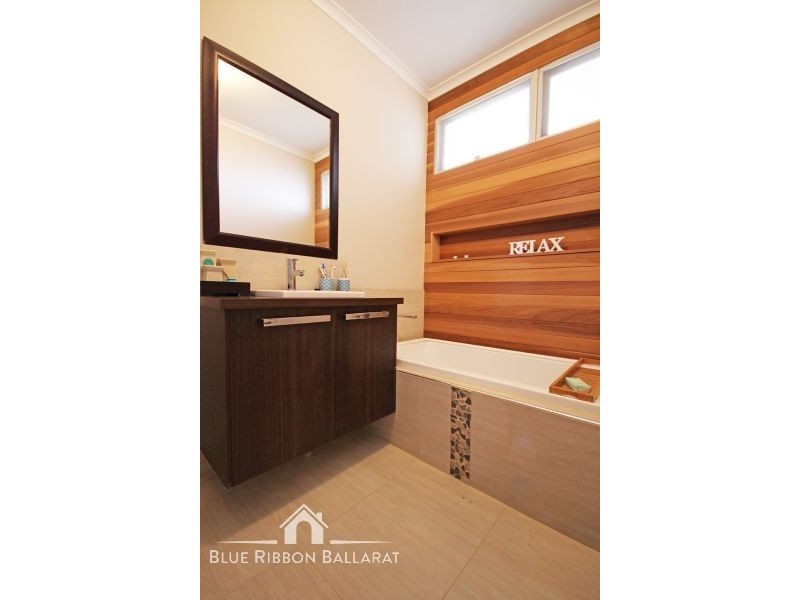 208 Whitehorse Road, Mount Clear VIC 3350