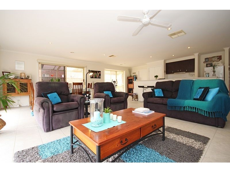 8 Deakin Drive, Delacombe VIC 3356