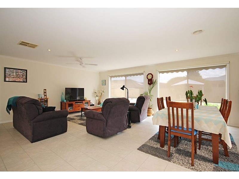 8 Deakin Drive, Delacombe VIC 3356