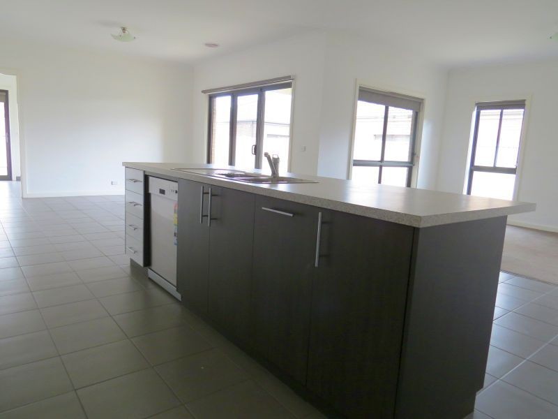 39 Ascot Gardens Drive, Delacombe VIC 3356