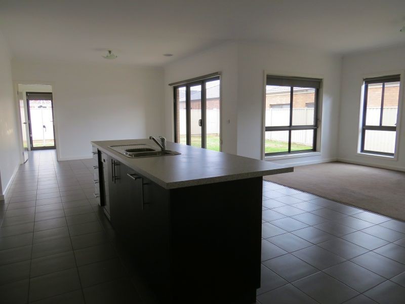 39 Ascot Gardens Drive, Delacombe VIC 3356