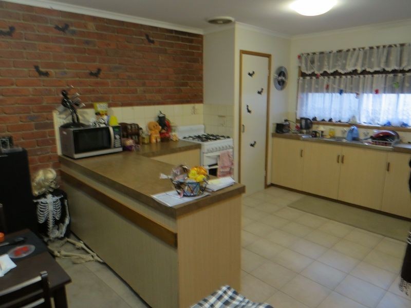 2/11 Iona Drive, Sebastopol VIC 3356