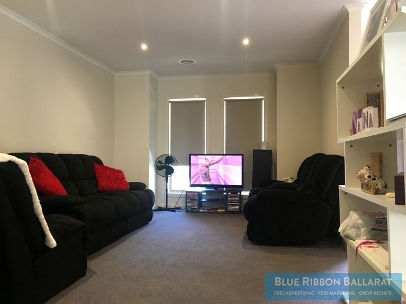 2/14 Rattray Court, Canadian VIC 3350