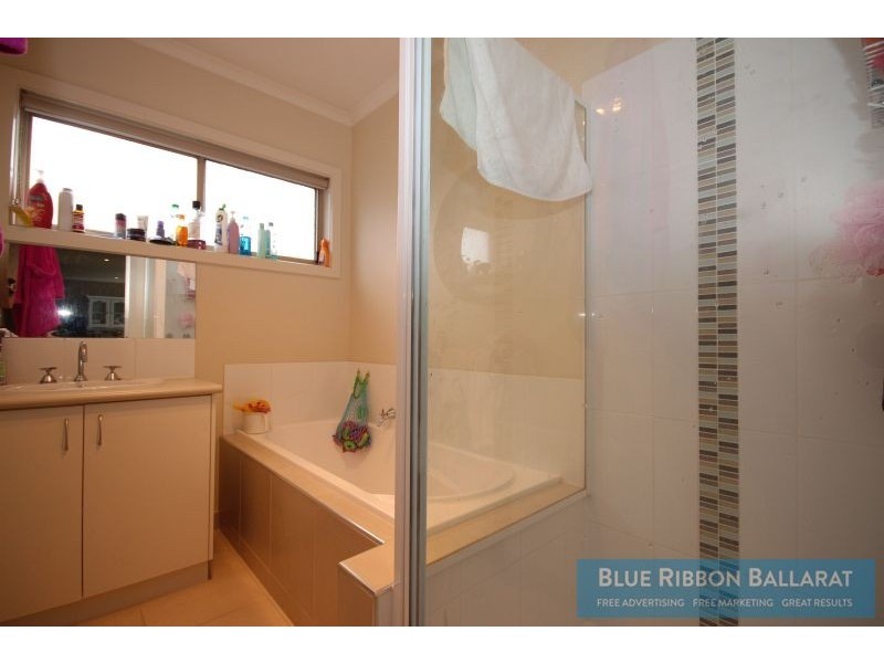 2/14 Rattray Court, Canadian VIC 3350