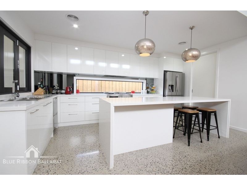 10 Regal Drive, Alfredton VIC 3350