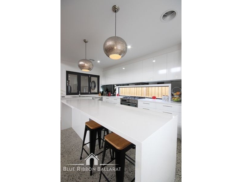 10 Regal Drive, Alfredton VIC 3350