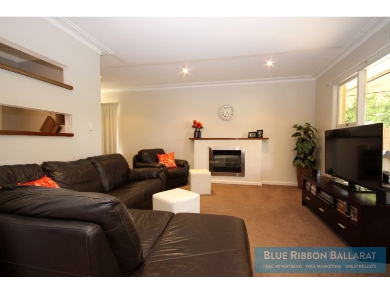 9 Towong Street, Alfredton VIC 3350