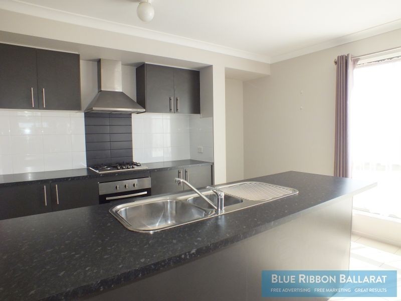 15 Macquarie Close, Delacombe VIC 3356