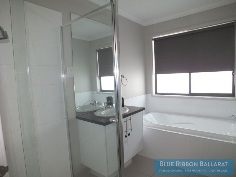 15 Macquarie Close, Delacombe VIC 3356