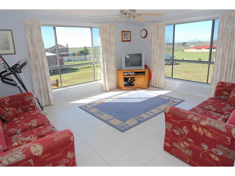 18 Powell Avenue, Cardigan Village VIC 3352