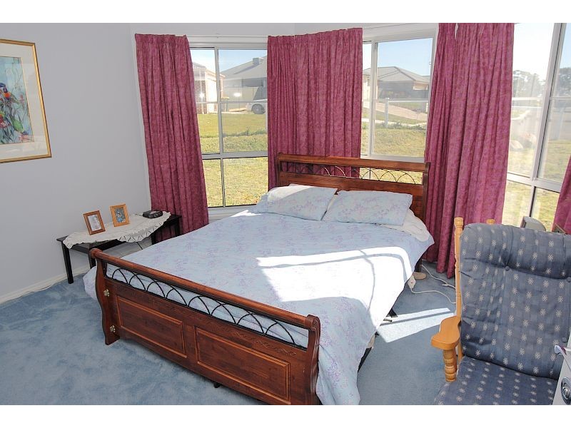 18 Powell Avenue, Cardigan Village VIC 3352