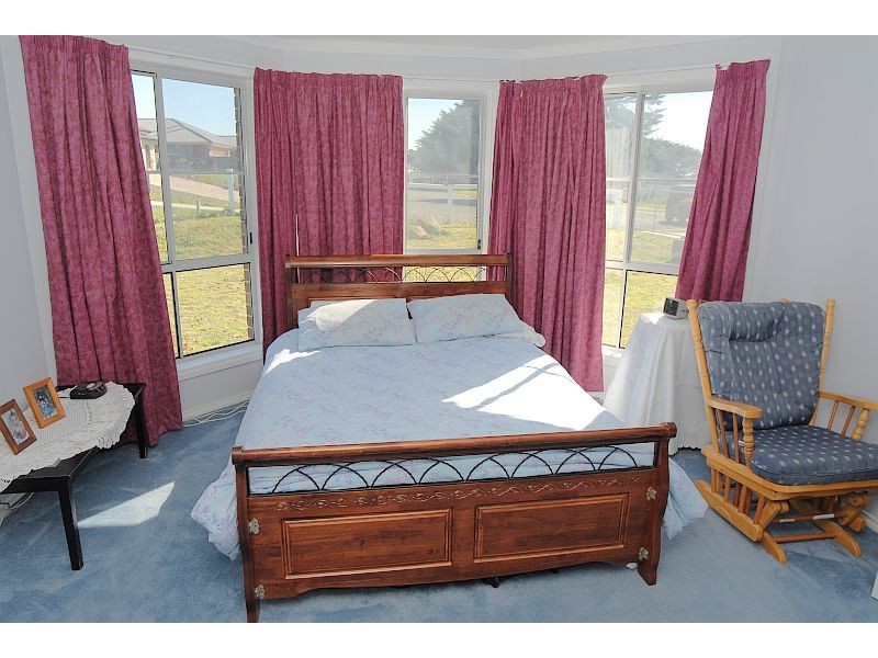 18 Powell Avenue, Cardigan Village VIC 3352