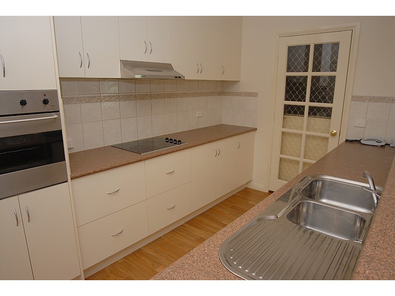 13 Faversham Avenue, Lake Gardens VIC 3355