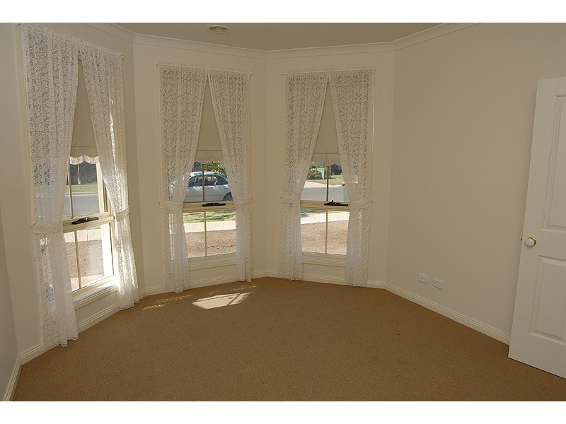 13 Faversham Avenue, Lake Gardens VIC 3355