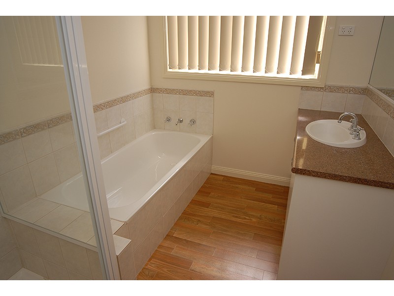 13 Faversham Avenue, Lake Gardens VIC 3355