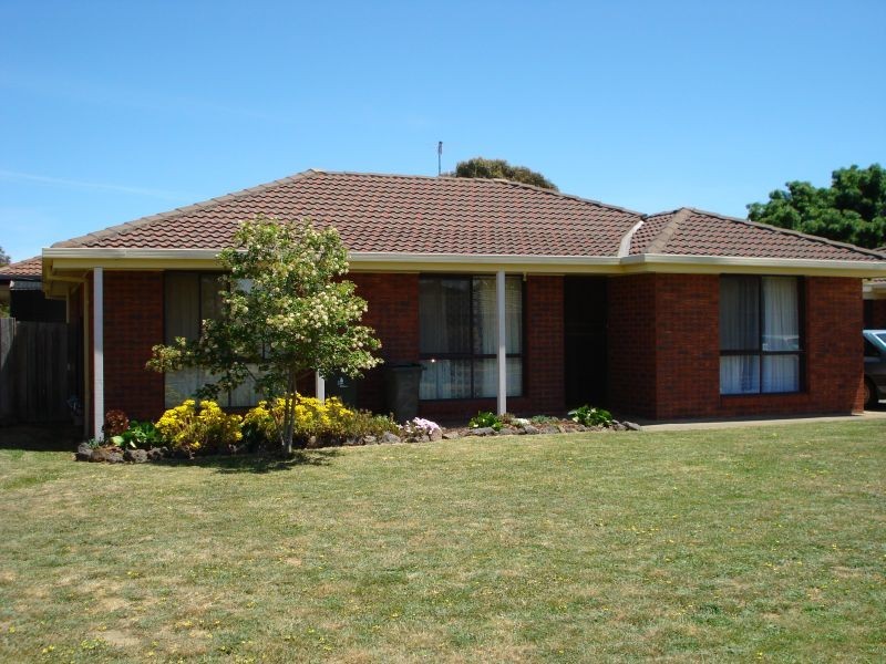 1/2 Cedric Street, Wendouree VIC 3355