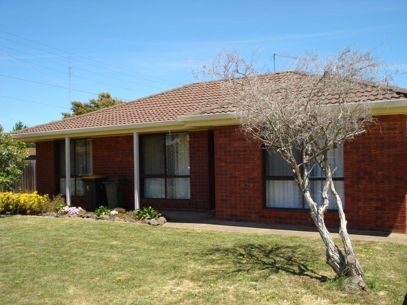 1/2 Cedric Street, Wendouree VIC 3355