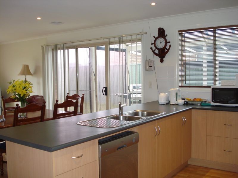 92 Stirling Drive, Lake Gardens VIC 3355