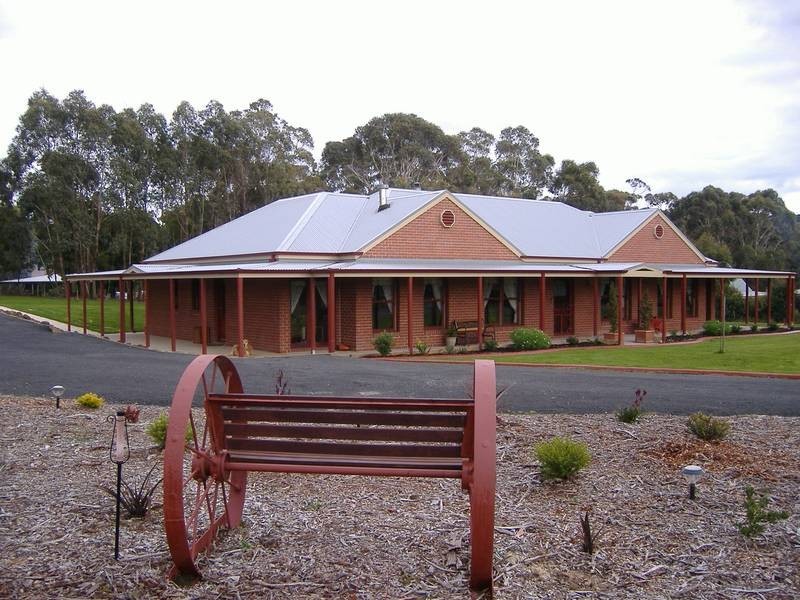 25 Willunga Avenue, Gordon VIC 3345