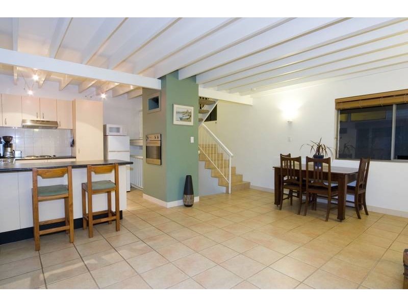2/29 Clarence Road, Indooroopilly QLD 4068