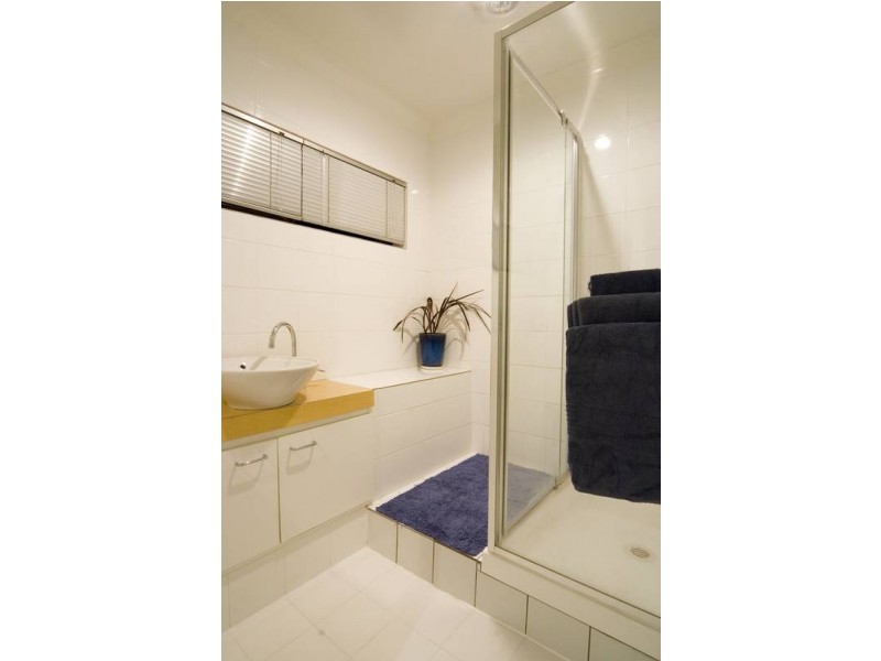 2/29 Clarence Road, Indooroopilly QLD 4068
