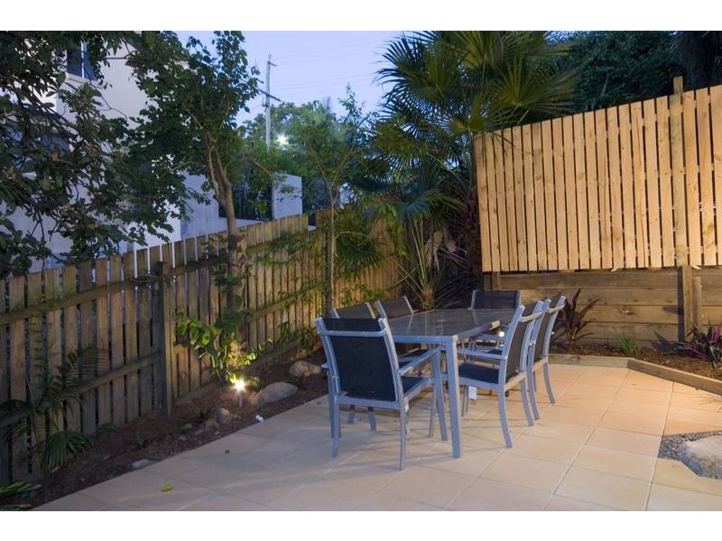 2/29 Clarence Road, Indooroopilly QLD 4068