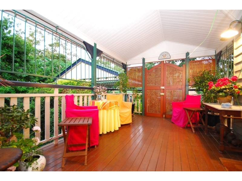 9 Carrington Road, Indooroopilly QLD 4068
