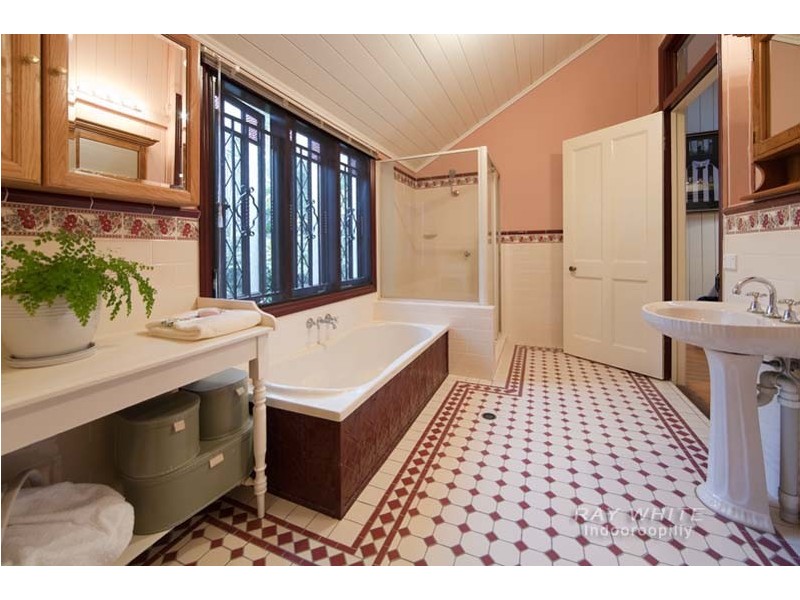 8 Handel Street, Indooroopilly QLD 4068