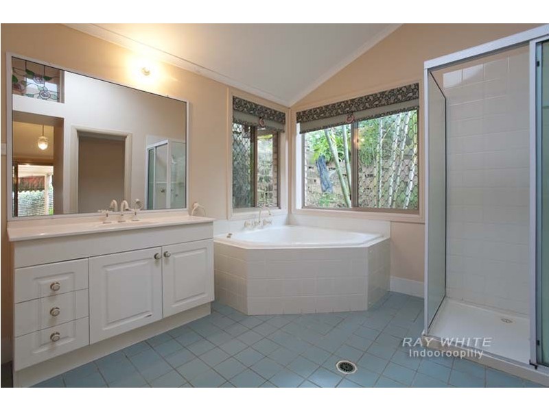 8 Royena Court, Indooroopilly QLD 4068