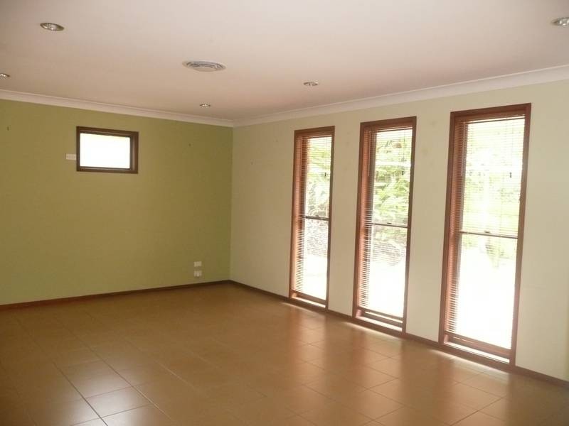 1 Valleybrook Street, Kenmore Hills QLD 4069