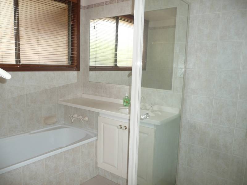 1 Valleybrook Street, Kenmore Hills QLD 4069