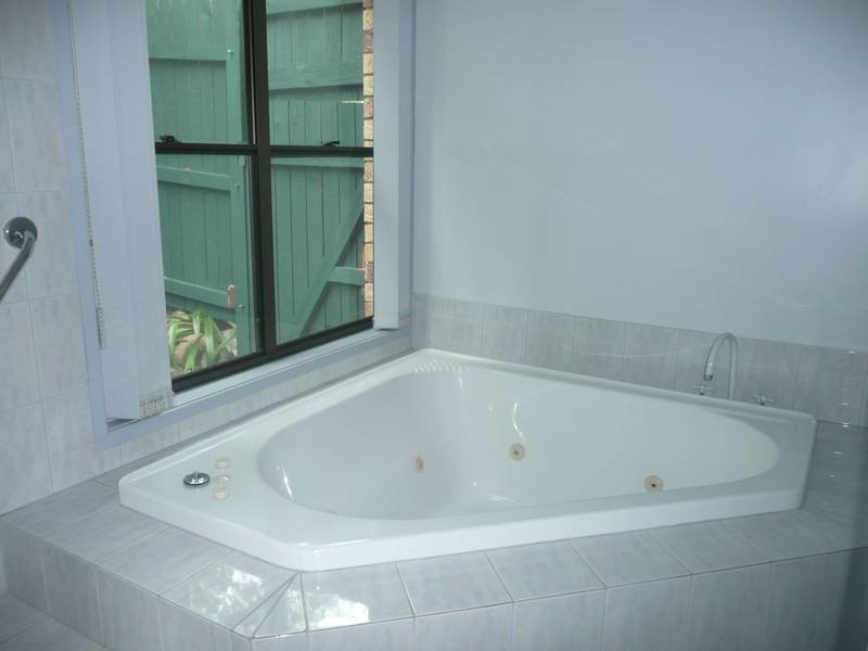 1 Valleybrook Street, Kenmore Hills QLD 4069