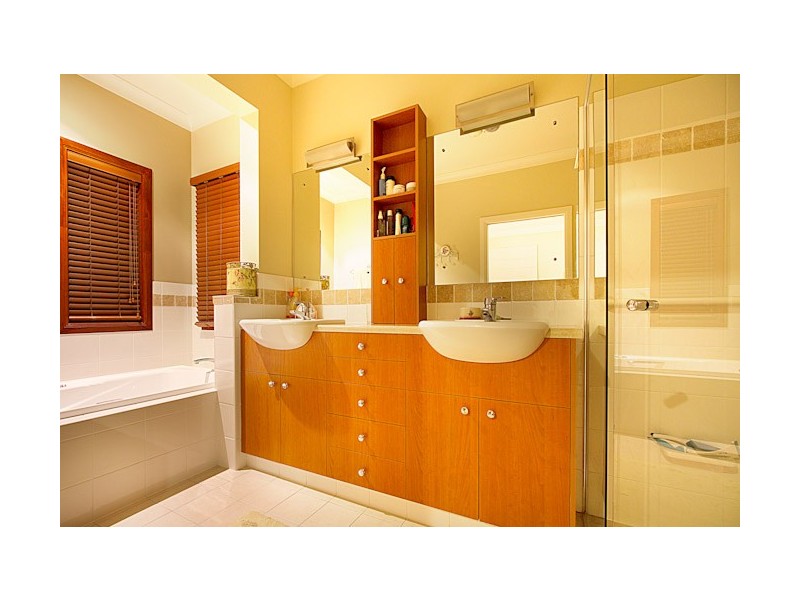 11 Boomerang Street, St Lucia QLD 4067